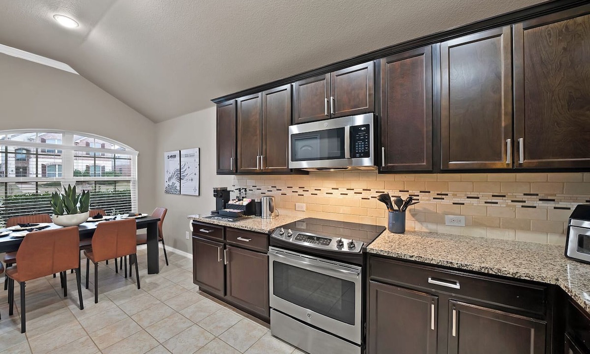 Cross Roads House | Spacious Backyard Fire Pit Near PGA Frisco, Universal Kids & Wedding Venues