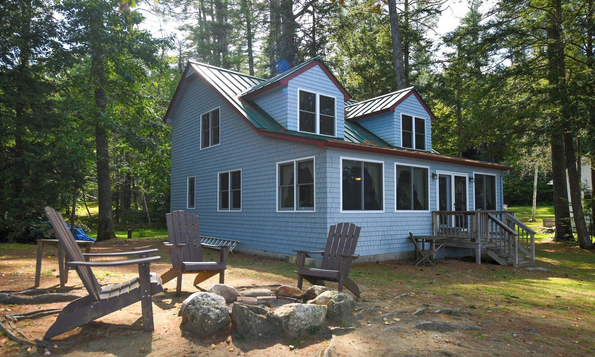 Norway House | Spacious, cozy waterfront cottage on Norway Lake with hiking trails nearby.