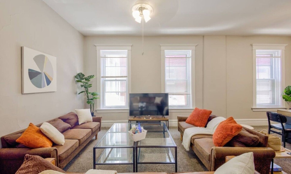 Central West End House | Spacious CWE 5BR Free Parking Near BJC Forest Park