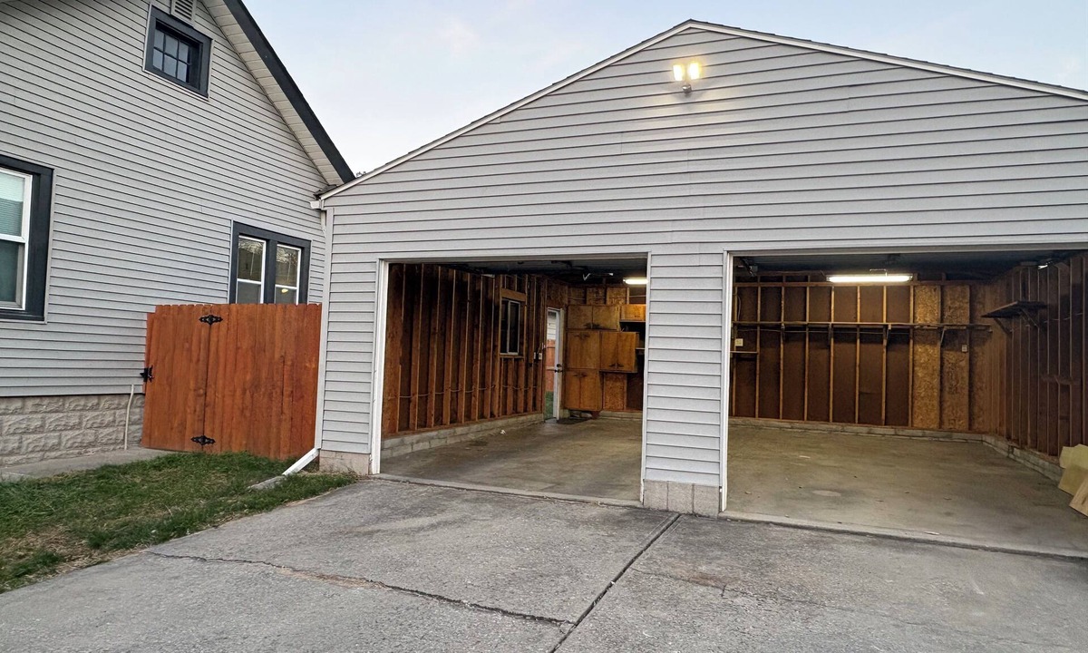 Merion Village House | Spacious, Family Friendly 4BR, 5Qn Beds with Garage in Columbus