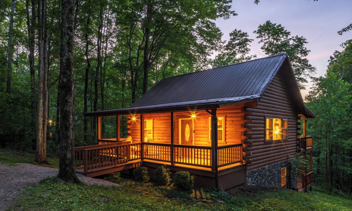 New Plymouth Cabin | Spacious Log Cabin with Hot Tub, Fire Pit, Large Decks & Wood Fireplace