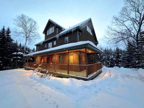 Carroll House | Spacious private home, ski views, pool table, ping-pong, privacy, steps to Mt Wash Hotel