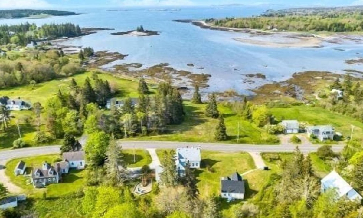 Martinsville House | Spacious Seaside Farmhouse Retreat – Sleeps 16