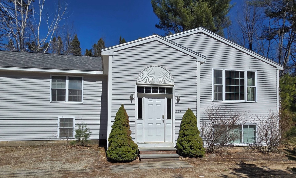 Madison House | Spacious vacation house with game room close to North Conway and outlets.