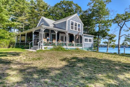 Brunswick House | Spacious Waterfront Estate & Cabins W/Porch, Fireplace, Kayaks & Free WiFi