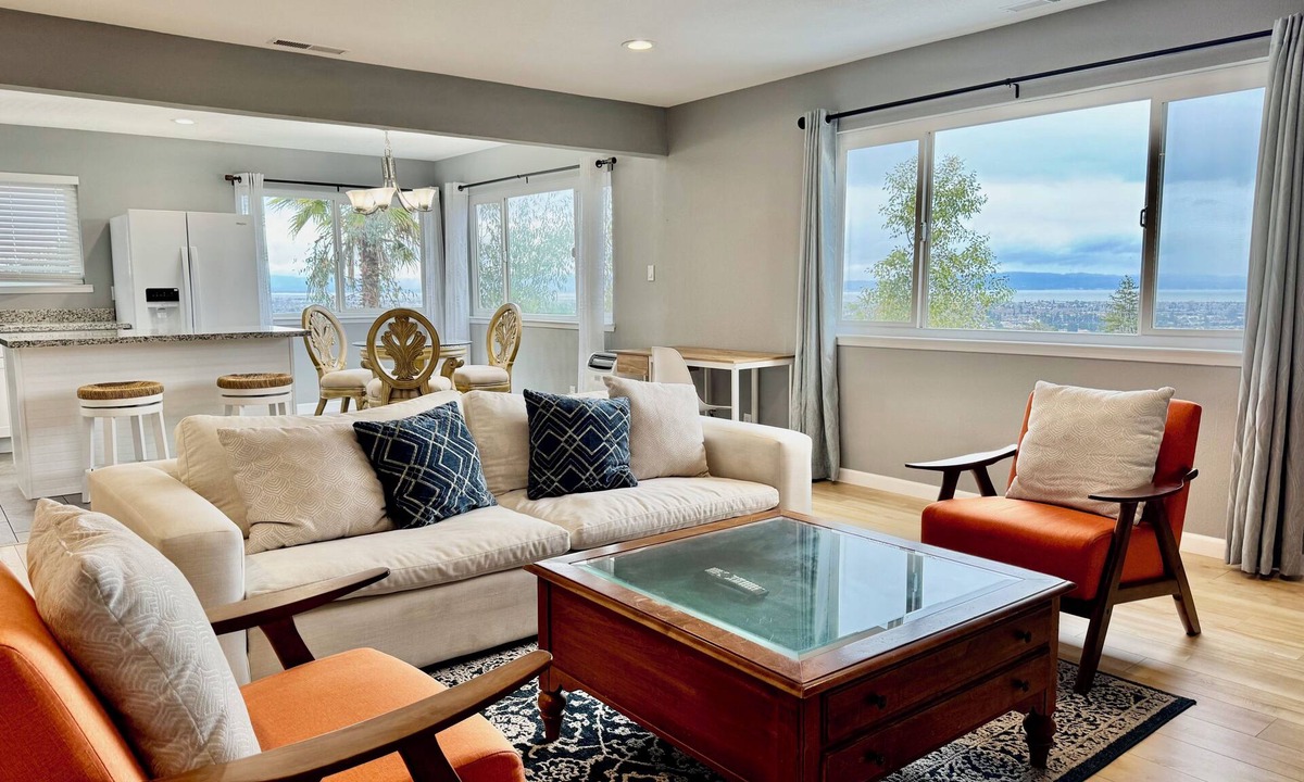 San Leandro House | Spectacular View Attached 2-Car Garage