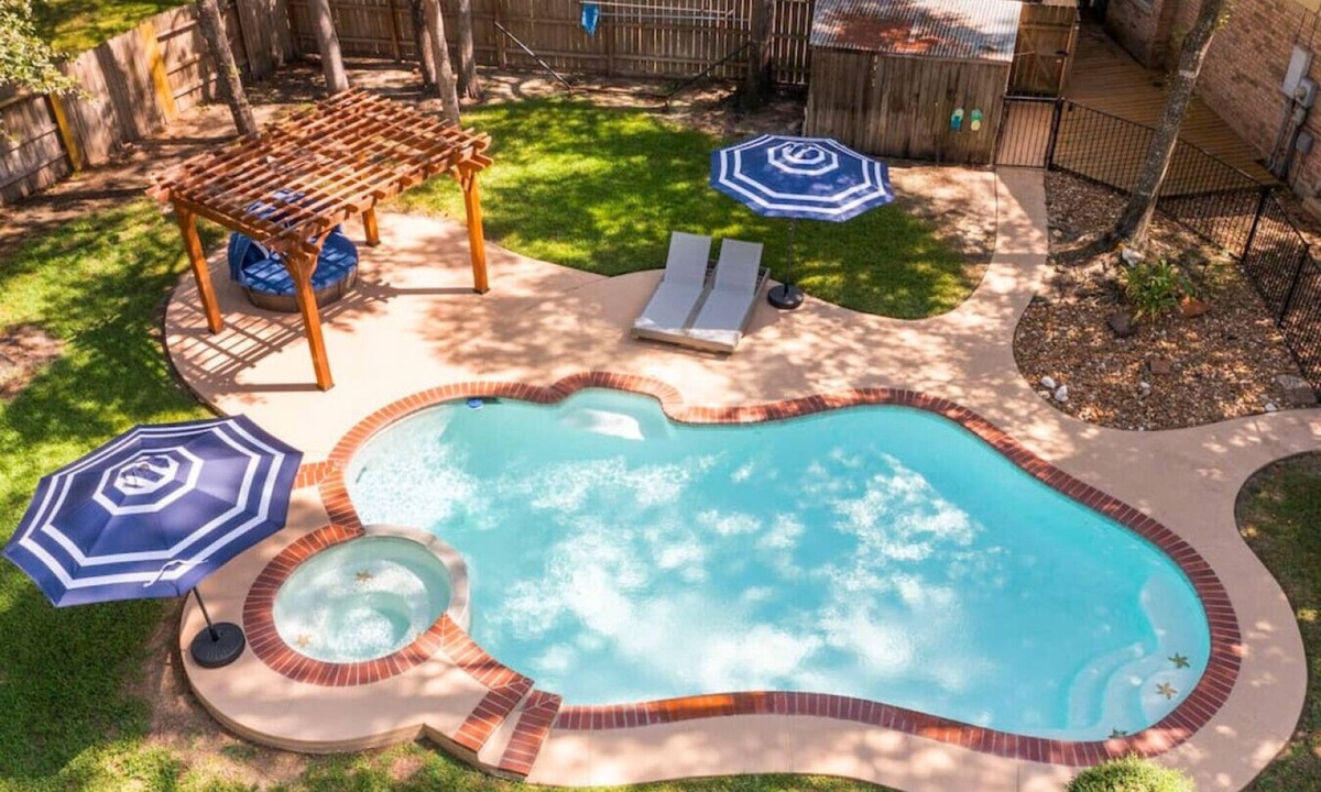 Willow House | Spring 5BR Sleeps 16 | Heated Pool, Hot Tub, EV Charger, Train Theme