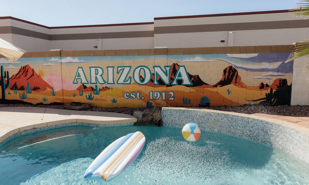 Peoria House | Spring training fields less than 10 miles, heated pool, e-bikes, sleeps 10