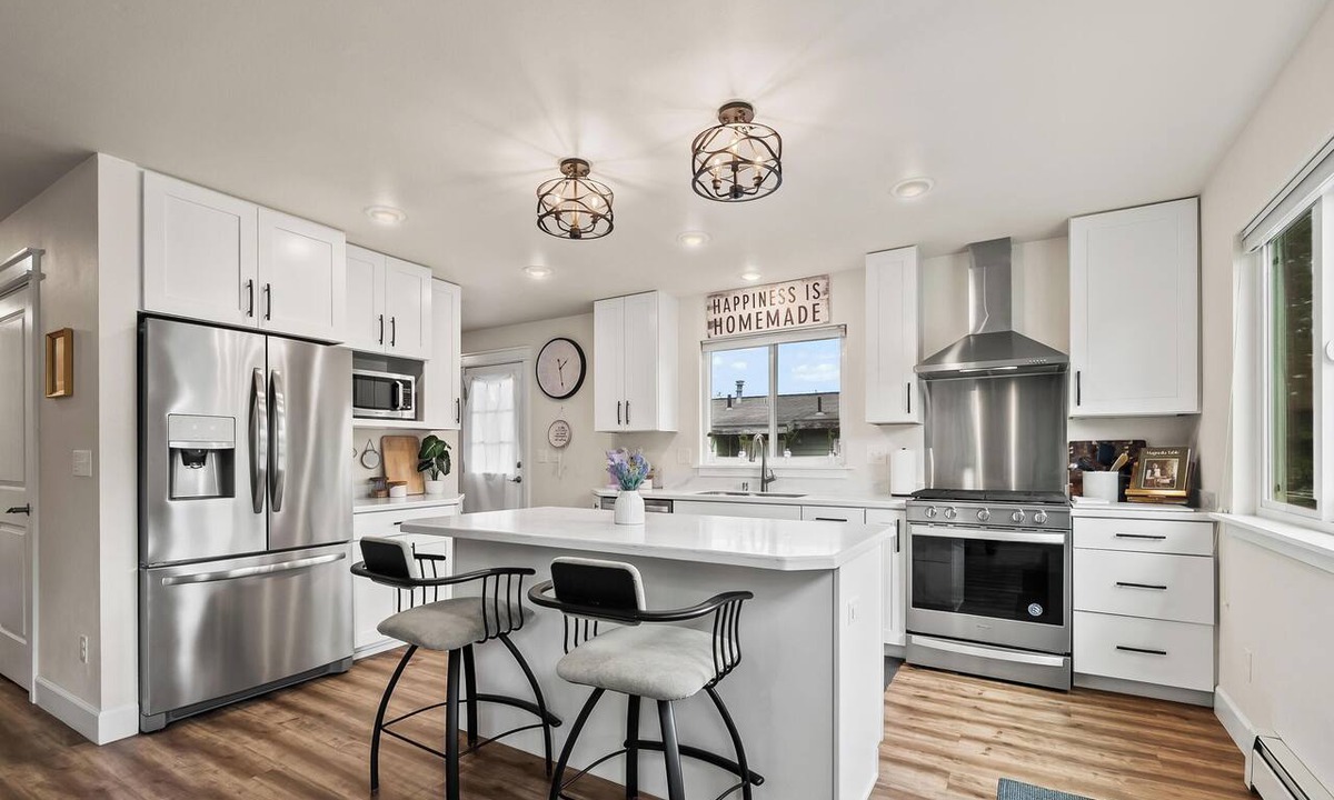 Bayshore - Klatt House | Stay Luxe - peaceful ANC getaway - king+queen bed