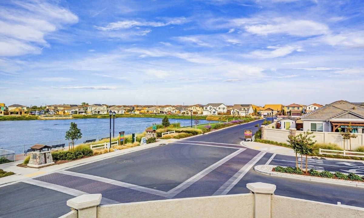 Oakley House | Stunning Lake view Modern Home close to Marina boating