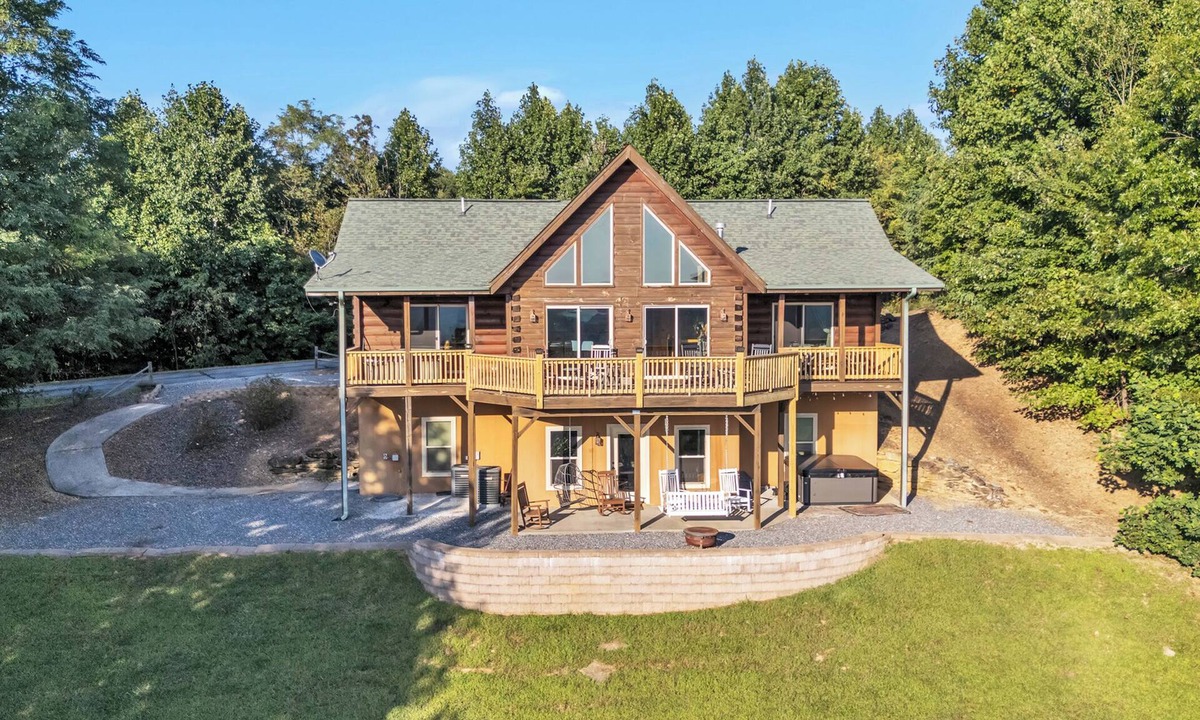 Vein Mountain Cabin | Stunning Mountain Views & Sunsets, Hot Tub + Fire Pit, 4BR Blue Ridge Retreat