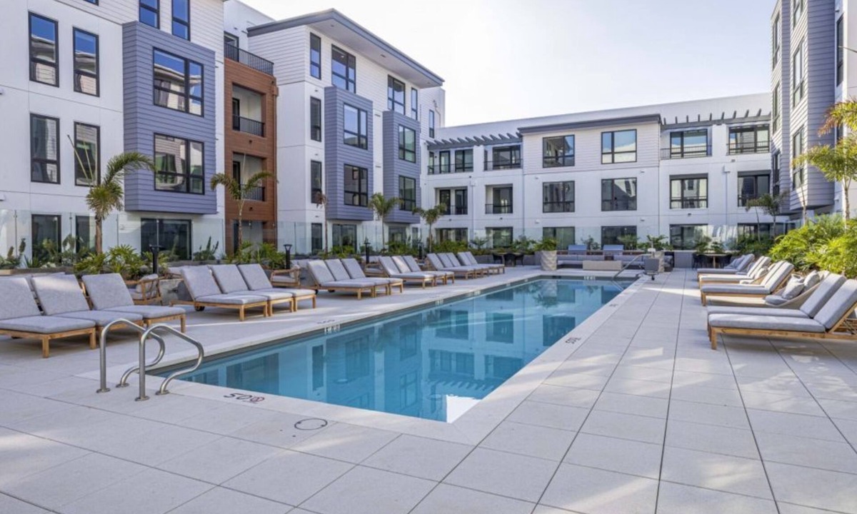 The Crossings Condo | Stylish 1BR Condo at Landsby – Pool & Rooftop Bliss