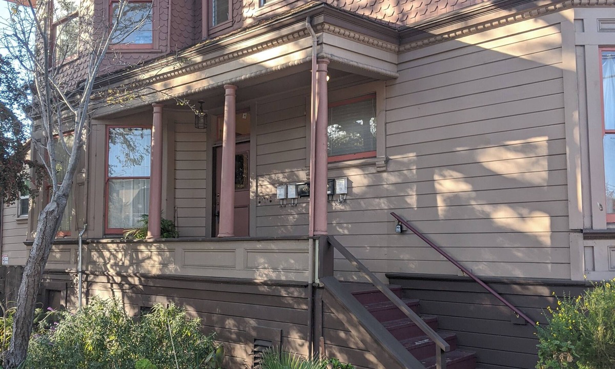 South Berkeley Apartment | Sunny 1BR in Gorgeous Berkeley Victorian