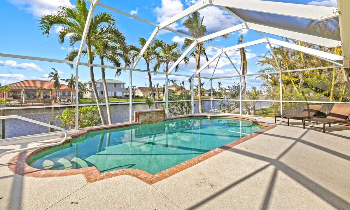 Pelican House | Sunsets on the water, 15 minutes to the Beach