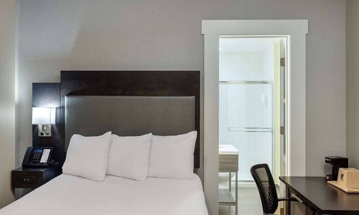 Tenderloin Hotel | Super 8 Hotel room near Union Square, walking distance to Moscone Center.