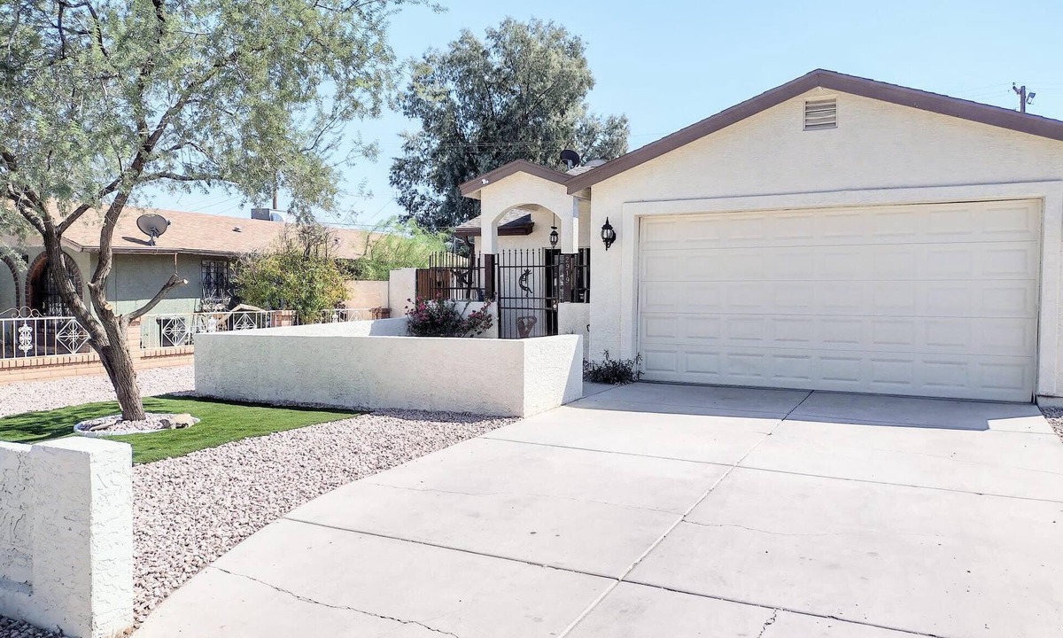 Maryvale House | TERRA NOVA Spacious 4-bedroom house in Phoenix AZ, 7 minutes from Downtown.