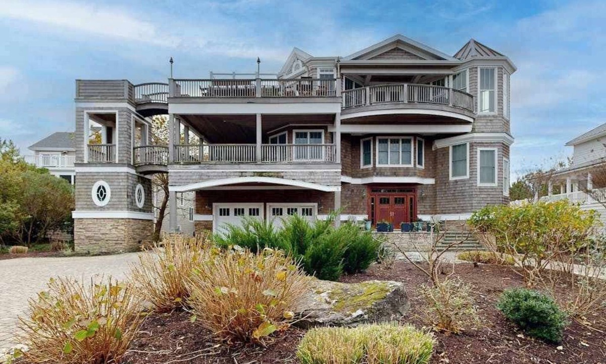 Dewey Beach House | The Chancellery pet friendly house with private patio, balcony & grill