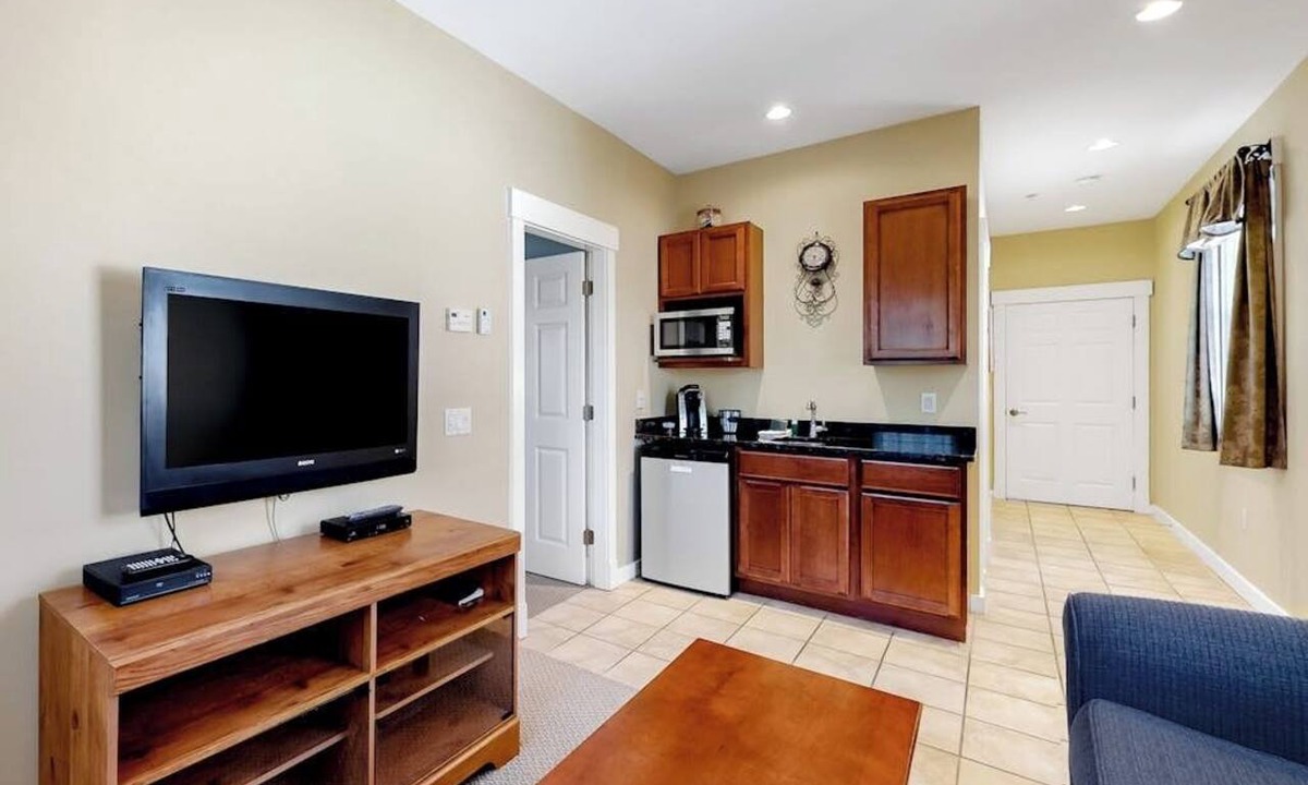 Northeast Harbor House | The Colonels Suites