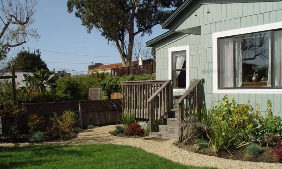 Eastside Santa Cruz Cottage | The Cottage- Fully equipped 1 bdrm house, 2 blks to awesome beach
