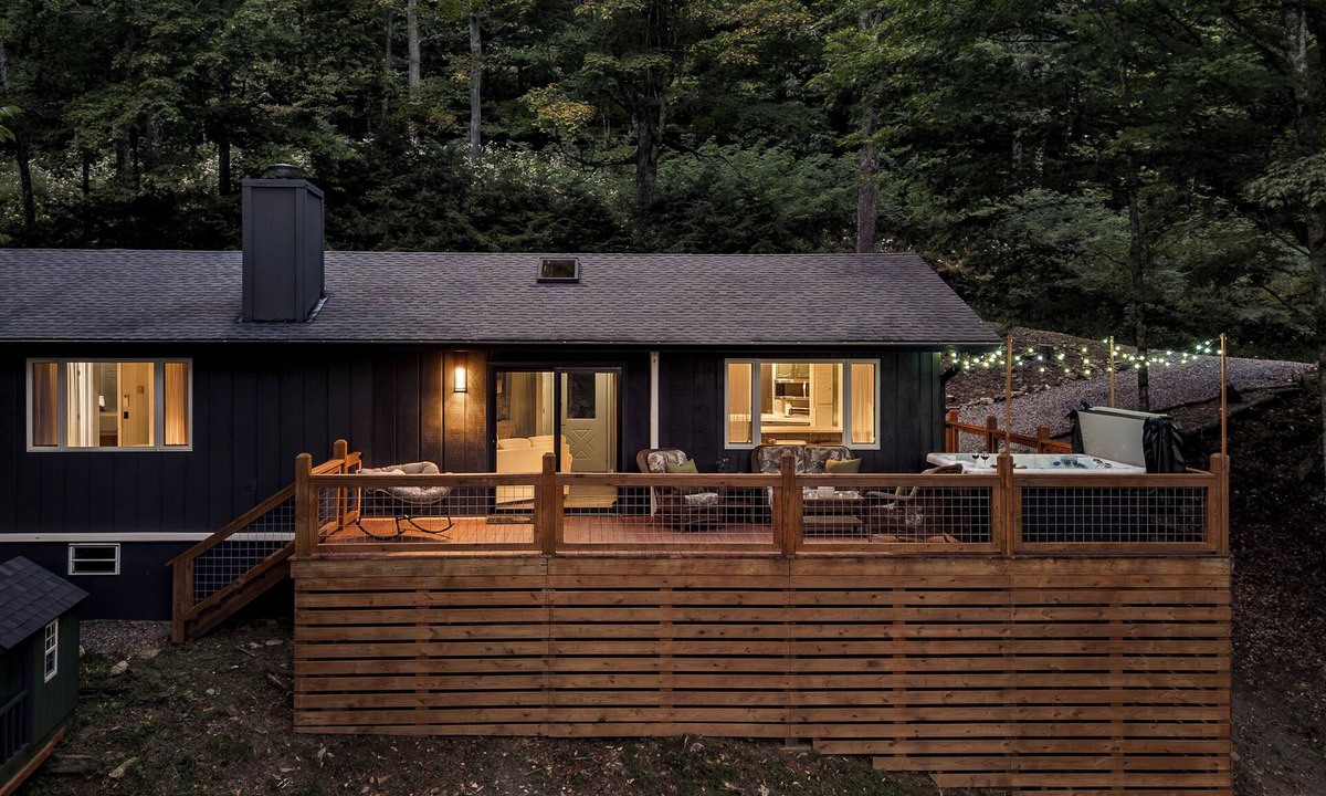 Wolf Laurel House | The Getaway Oasis! Mtn Views Hike Soak Relax 30 mins to Asheville