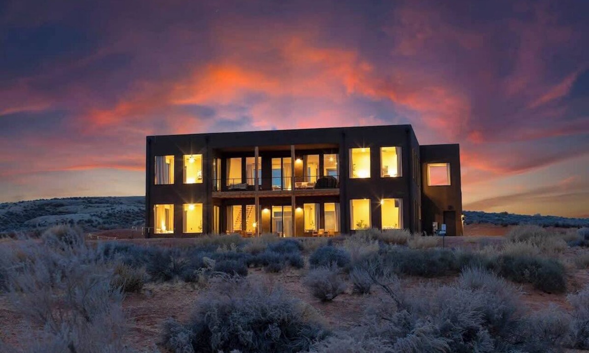Big Water House | The Highlander: 4 Ensuites, 4000sf, Hot Tub, 16+