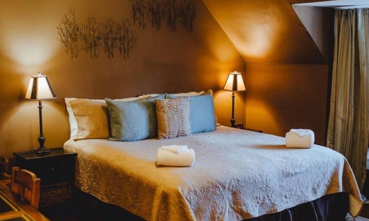 Grand Rapids Bed & Breakfast | The Leonard at Logan