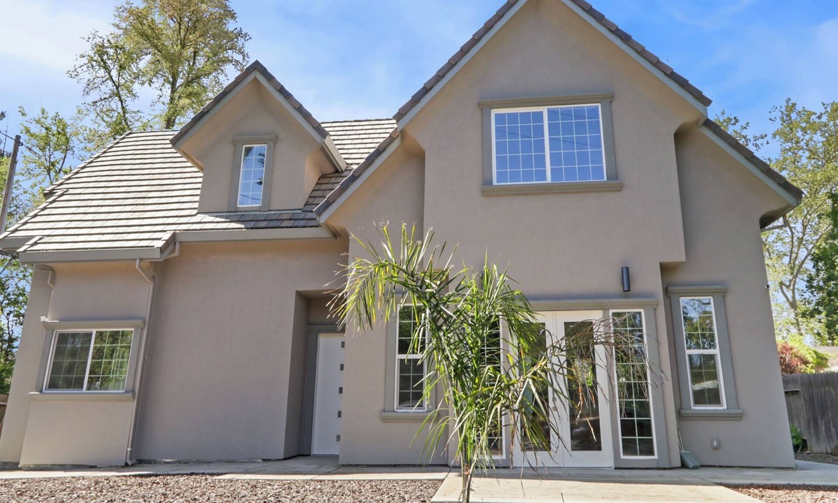 Central Davis House | The Salma Plan: 4BR, 3.5BA, 2600 Sq Ft, Near Campus