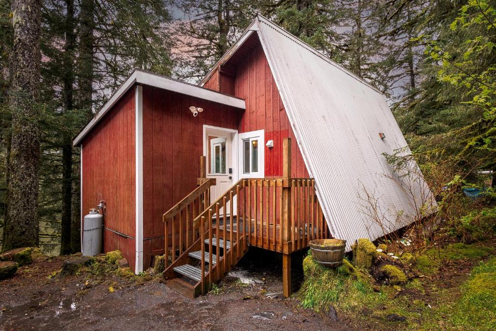 Kodiak Ski Chalet | THE SHORELINE CABIN