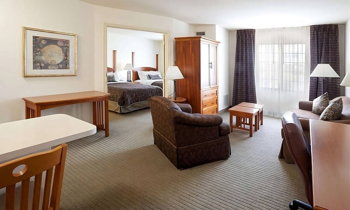 Vance Jackson Hotel | Three 2BR Suites with Full Kitchens | Free Breakfast | Close to The Alamo