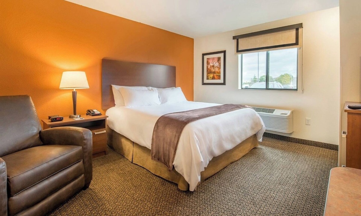 Ketchikan Hotel | Thrice the Comfy! 3 Queen & Recliner Rooms w/Kitchenette & Scenic Views