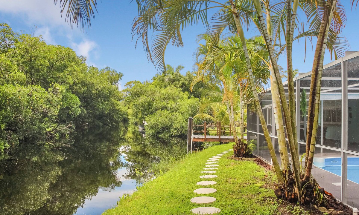Fort Myers House | Trae snacks y relájate–Frente al agua–Piscina–Cuna –Mascotas– Kayaks–BBQ