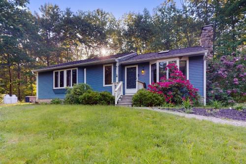 Damariscotta House | Tree-lined home with screened porch & perfect Midcoast location