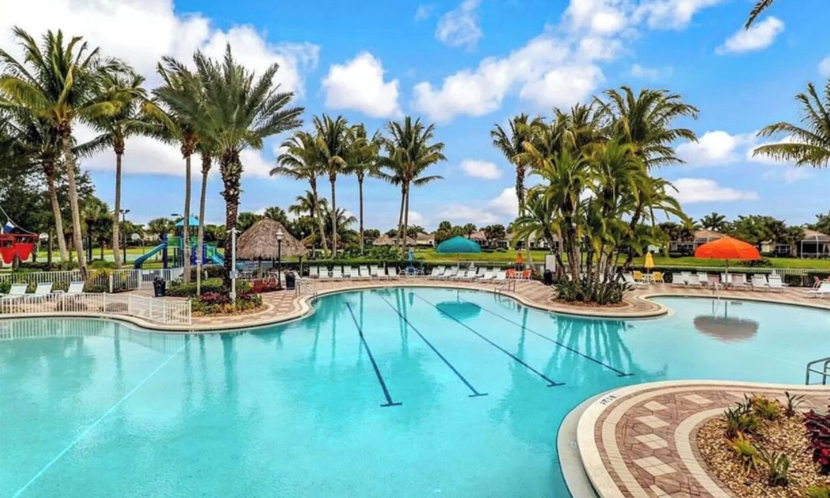 Trafalgar House | Tropical gated community lake front house Sandoval Cape Coral Pet Friendly.