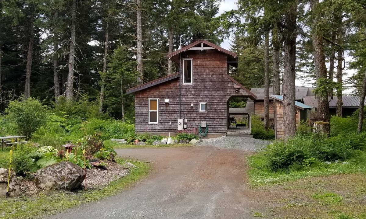 Juneau Cabin | Unique Alaskan Cabin, minutes from Airport & Ferry - private sauna!