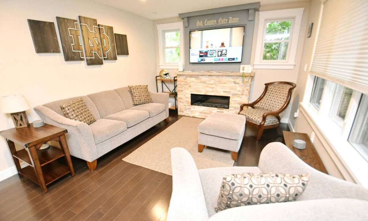 Northeast South Bend House | Updated home blocks from ND w/3 full baths (1015)