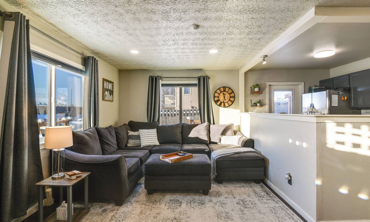 Bayshore - Klatt Apartment | Updated Townhome: Near Airport & Shopping!