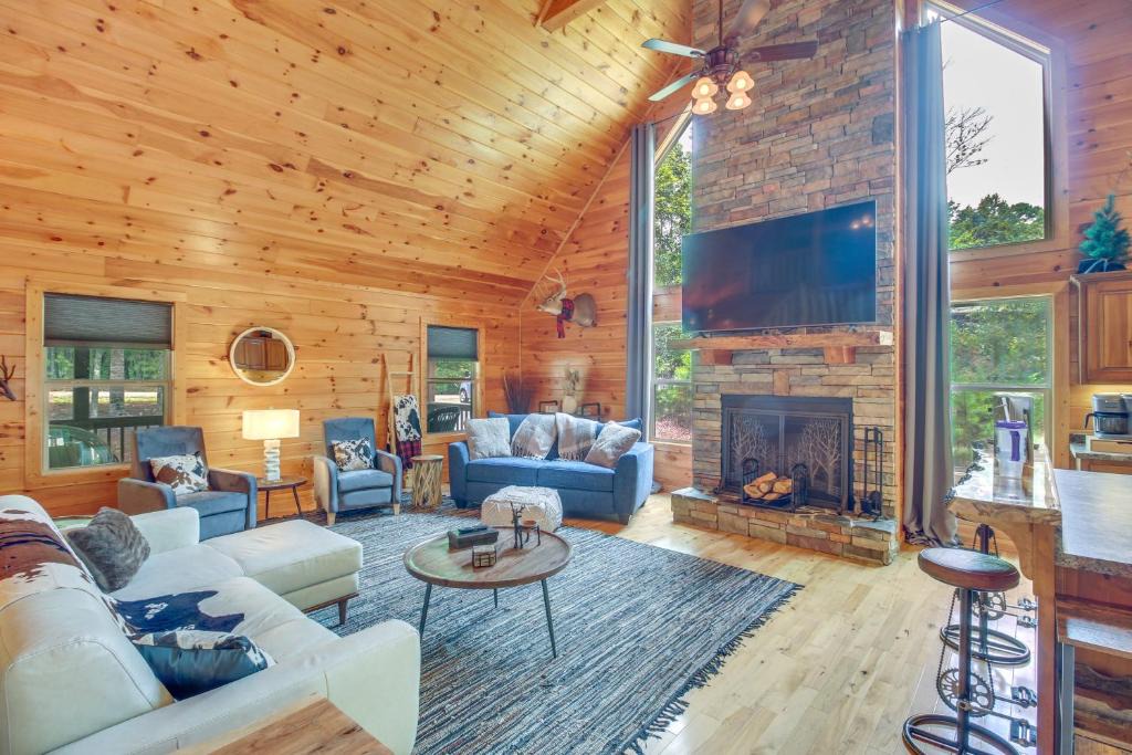 Ellijay House | Upscale Coosawattee Cabin w/Hot Tub & Fire Pit!