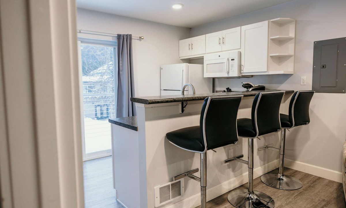 Sitka Condo | Vance Towers C: 1 BR, 1 BA Condominium in Sitka, Sleeps 2
