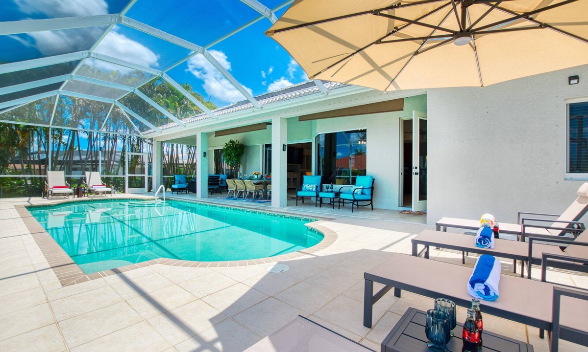 Trafalgar Villa | VILLA HEAVEN ON EARTH – WATER VIEW | BOAT RENTAL + TOURS VOUCHER INCL.
