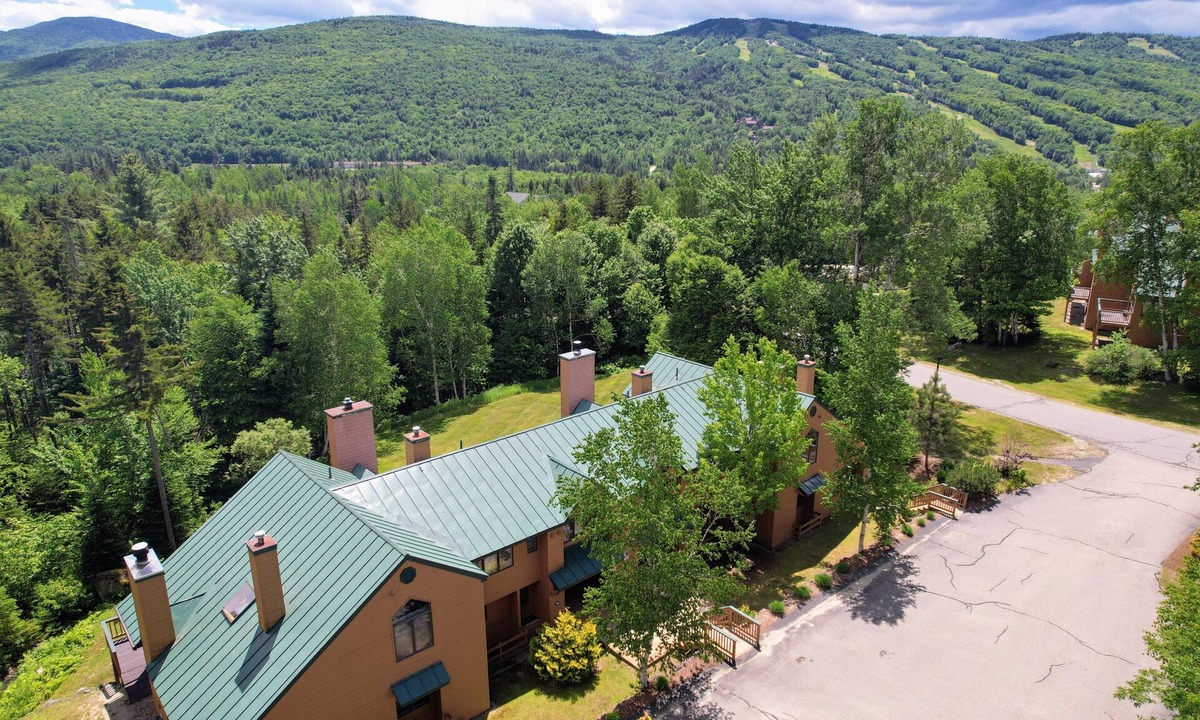 Bretton Woods House | W89: Spacious Bretton Woods Townhome with A/C, Fireplace & Easy Access to Skiing and Adventure