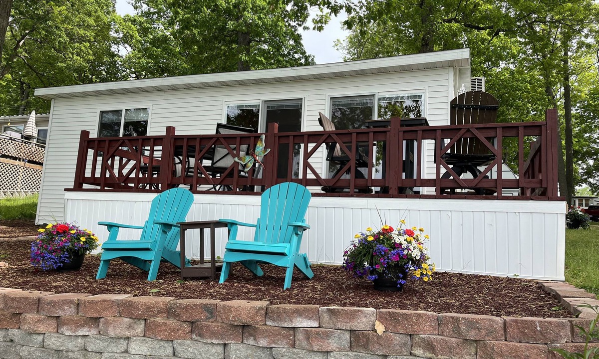 Greenville Cottage | Wabasis Lake, cosy, 2 br, lake view, beautiful