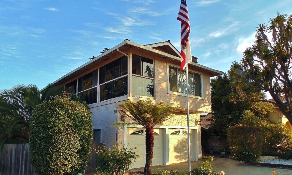 Westside Santa Cruz House | Walk 2 W. Cliff beaches, boardwalk & wharf dogs ok Sleeps 7a. 3 bd 2ba hot tub.