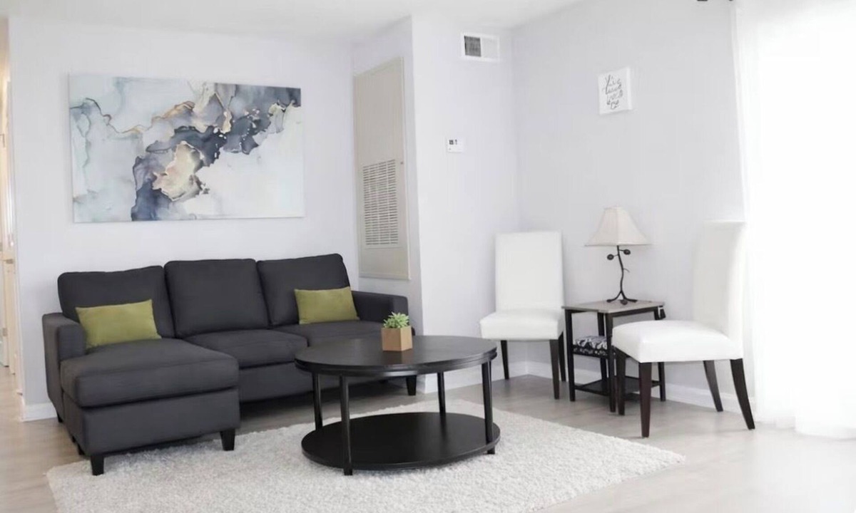 Kettering Apartment | Walk/Funny Bone Comedy Club, Dining, Shopping, Free parking, Free Coffee, Patio