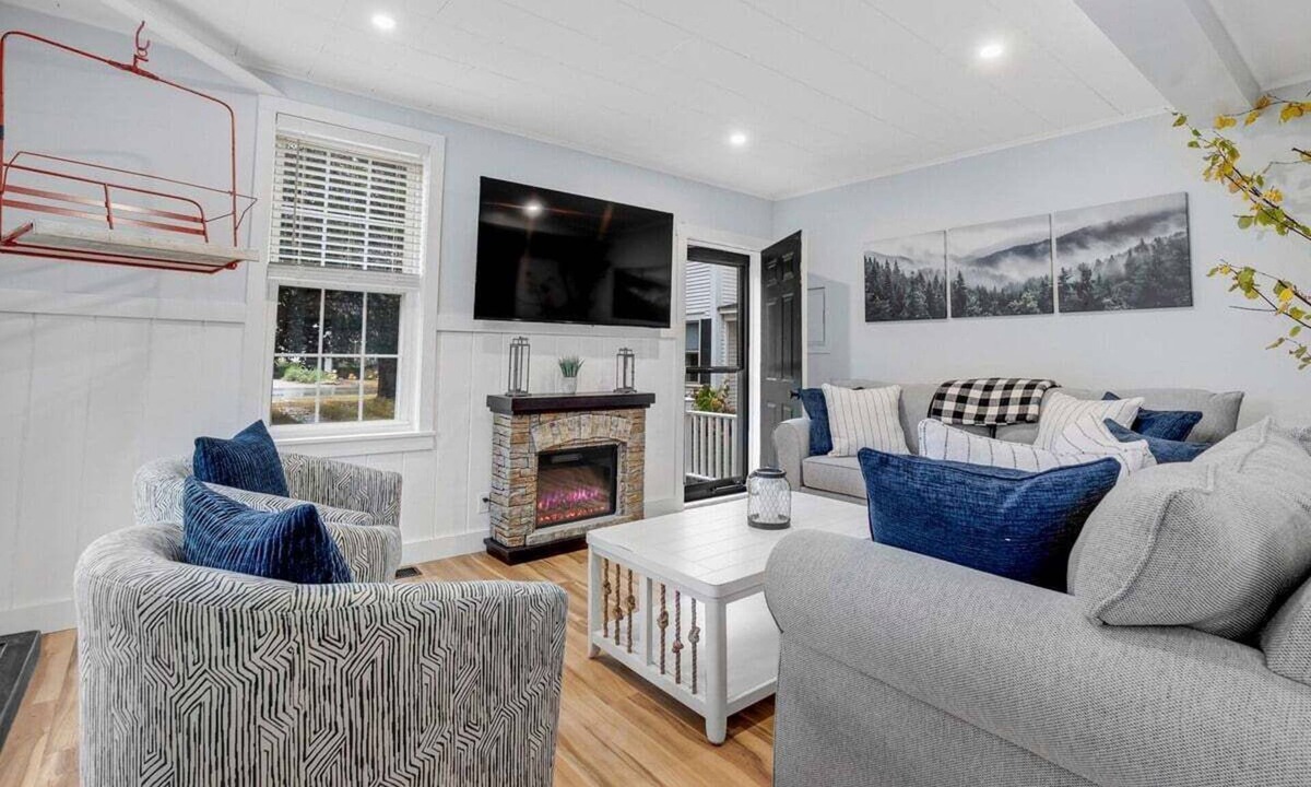 Bethel Apartment | Walkable Downtown Apt | Shared Hot Tub & Fire Pit