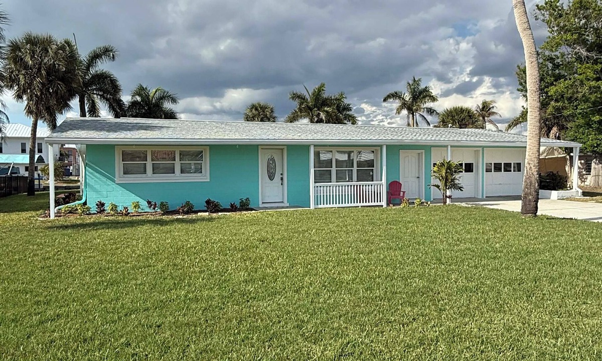 Englewood South House | Waterfront + 2Bed + No Bridge Gulf Access + Dock + Pool ready September 2026!