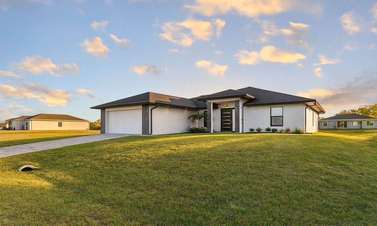 Jacarandas House | Waterfront 4-bedroom house in charming Cape Coral pet friendly newly build