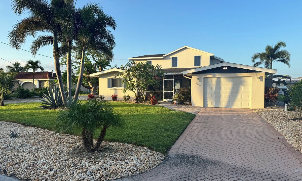 Mid Island House | Waterfront and a 5 minute walk to the beach. Mid-island on Fort Myers Beach!