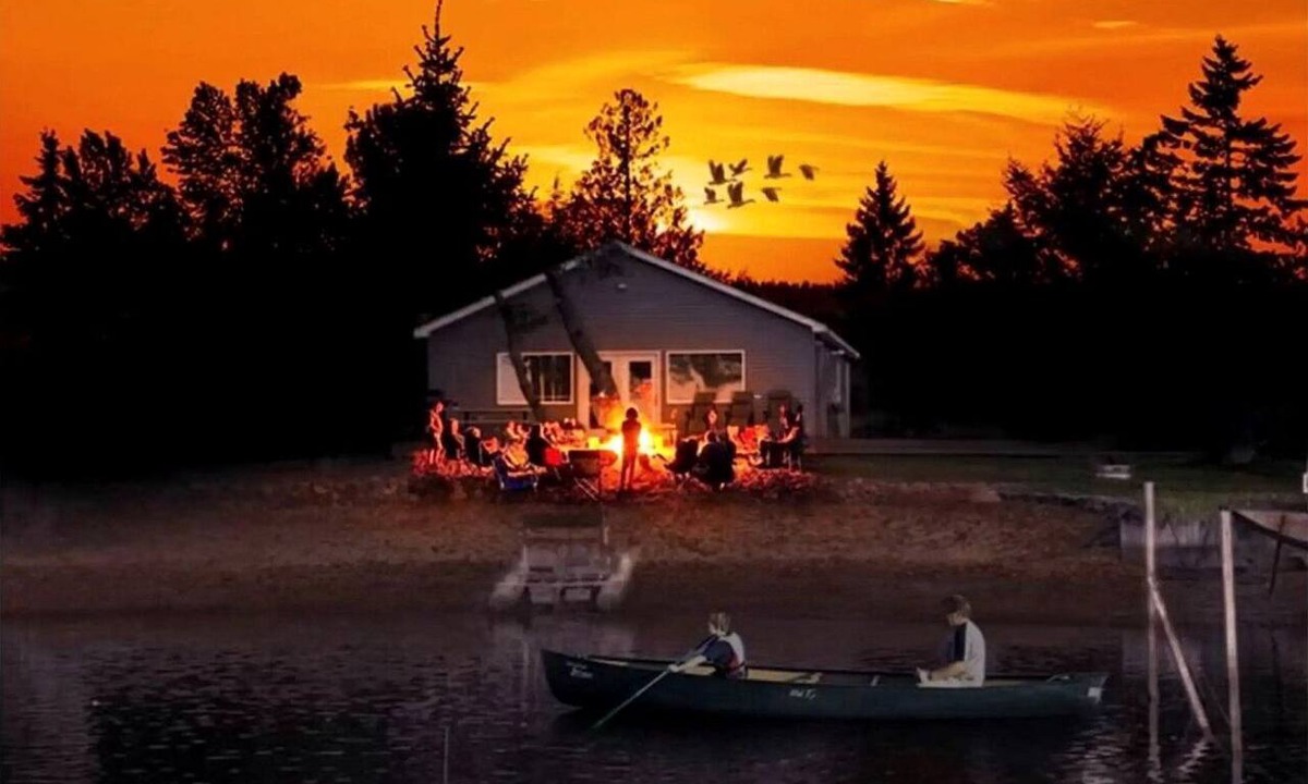 Au Gres Cabin | Waterfront Cabin with BBQ, Picnic Space and Amazing Sunsets in Michigan