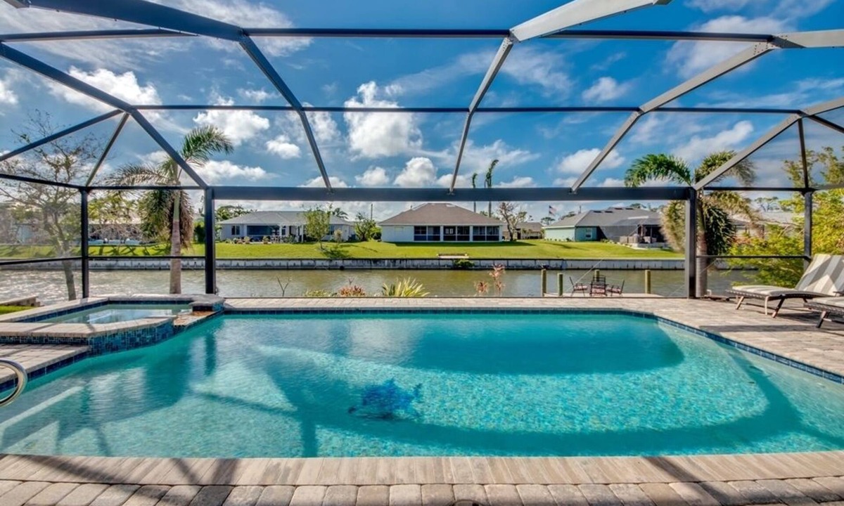 Trafalgar House | Waterfront Villa 3BR, Pool & Whirlpool heated/saltwater, cute turtles