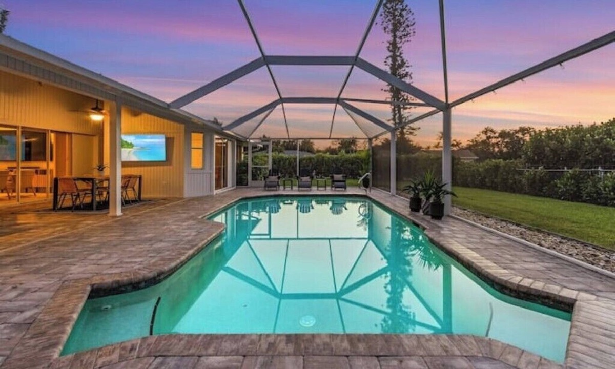 Iona House | Waterview! 5 bdrms! 10 minutes to Fort Myers Beach